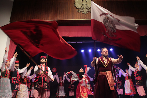 Grupo de pessoas com trajes típicos poloneses em um palco